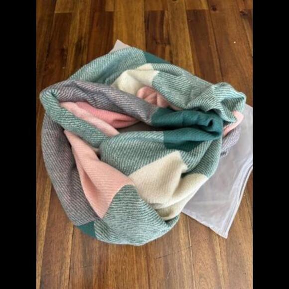 NWT Stylish Woven Infinity Scarf w Hidden Pocket– Soft and Cozy for All Seasons - Picture 1 of 3